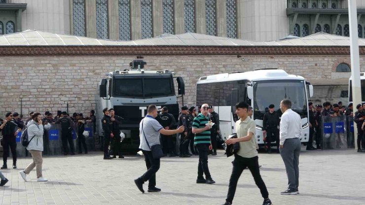 TAKSİM’DE İKİ GRUP ARASINDA KAVGA KAMERADA