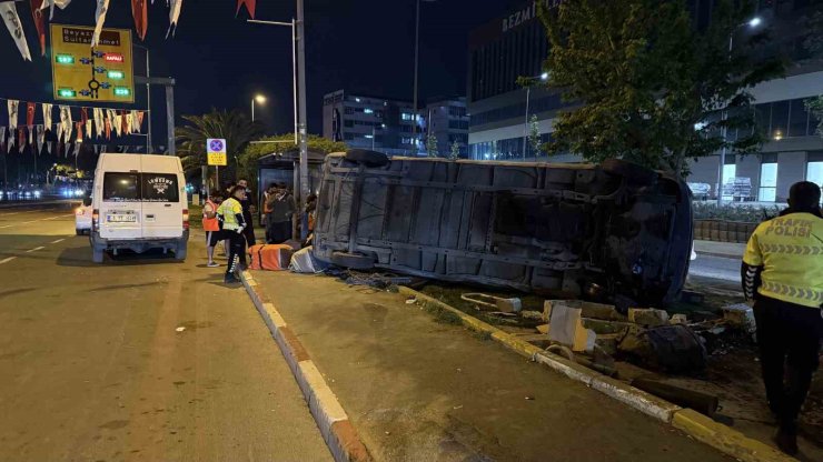 FATİH’TE KONTROLDEN ÇIKAN TİCARİ ARAÇ YAN YATTI