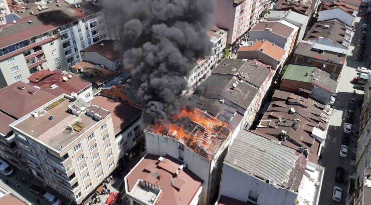 KÜÇÜKÇEKMECE’DE BİNANIN ÇATISI ALEV ALEV YANDI