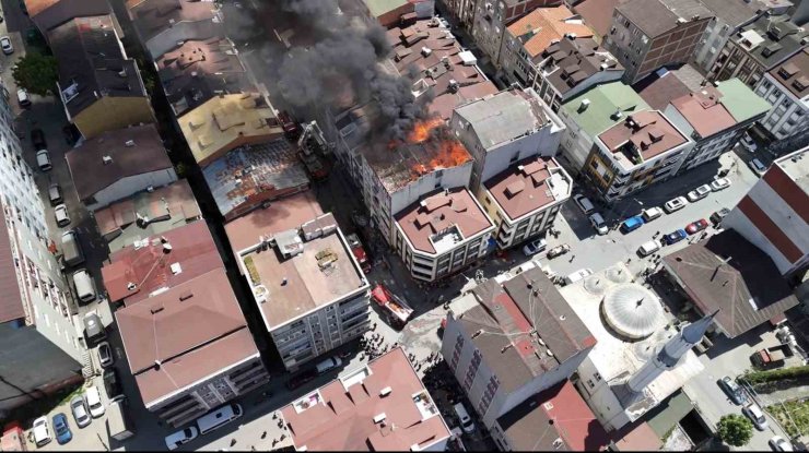 KÜÇÜKÇEKMECE’DE BİNANIN ÇATISI ALEV ALEV YANDI