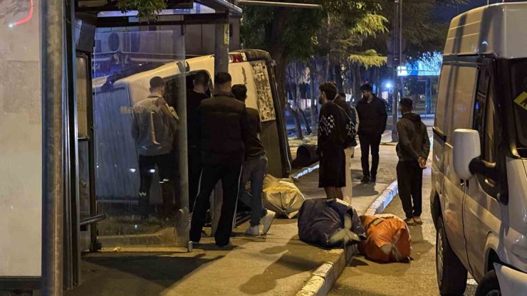 FATİH’TE KONTROLDEN ÇIKAN TİCARİ ARAÇ YAN YATTI