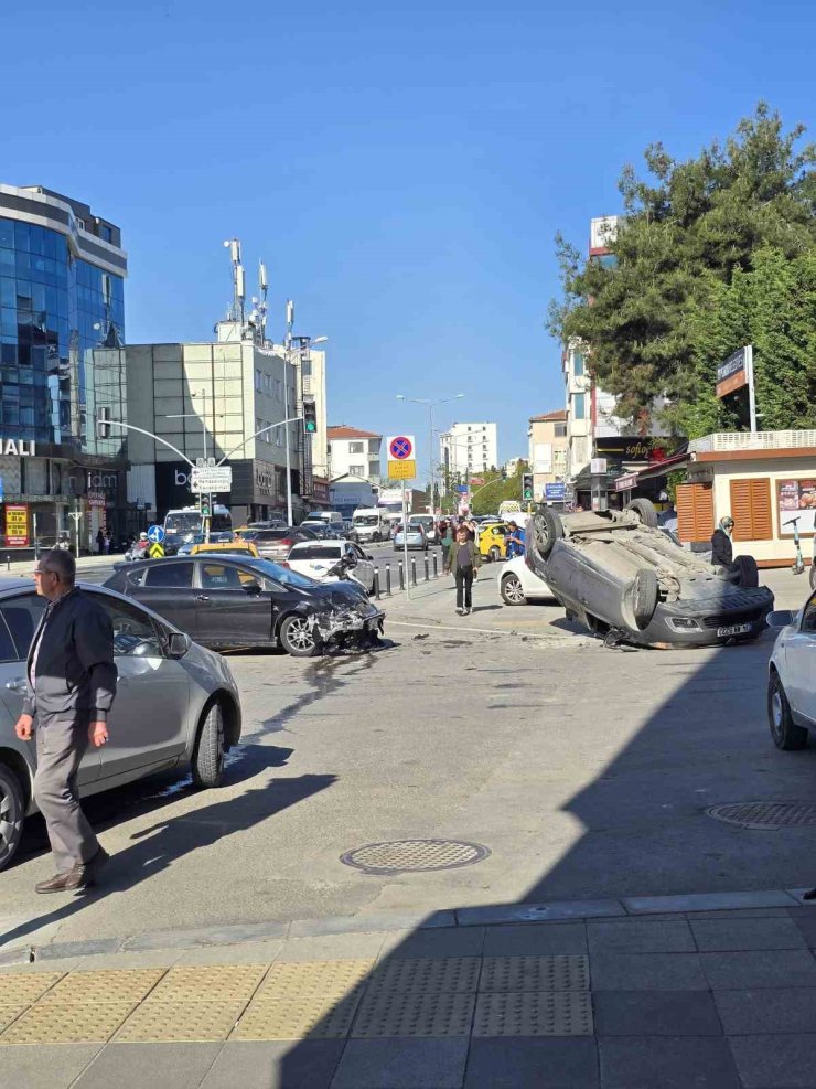 PENDİK’TE KIRMIZI IŞIK İHLALİ KAZA GETİRDİ: 5 YARALI