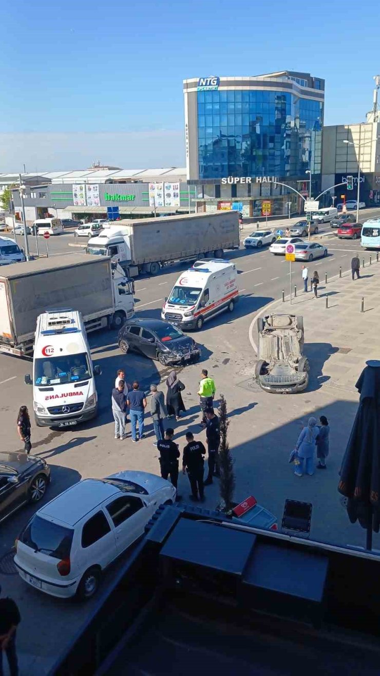 PENDİK’TE KIRMIZI IŞIK İHLALİ KAZA GETİRDİ: 5 YARALI