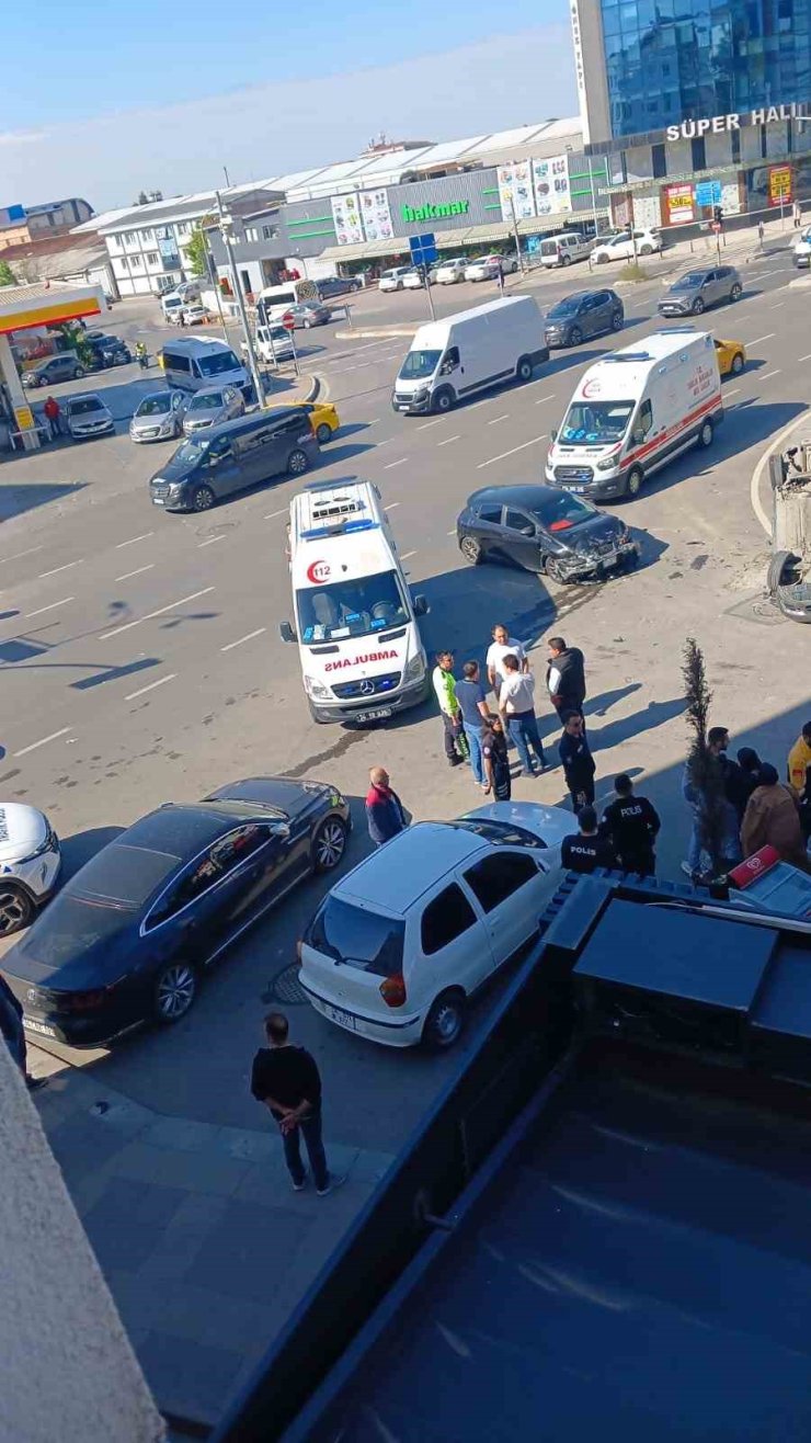 PENDİK’TE KIRMIZI IŞIK İHLALİ KAZA GETİRDİ: 5 YARALI