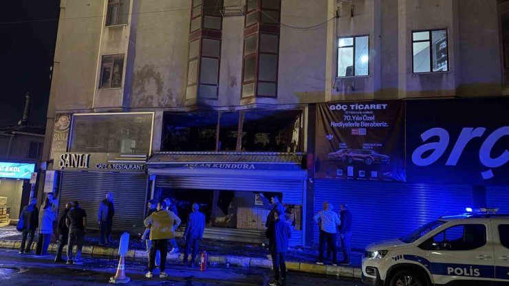 KÜÇÜKÇEKMECE’DE AYAKKABI DÜKKANINDA KORKUTAN YANGIN