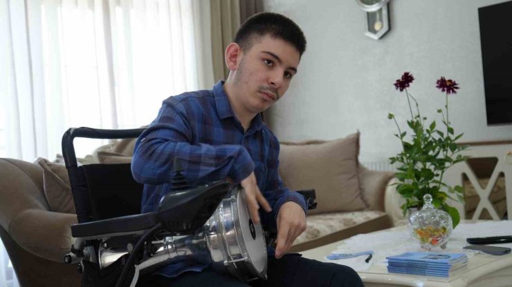 19 YAŞINDAKİ ENGELLİ BİREY MERT ESAT HOBİLERİYLE HAYATA TUTUNUYOR