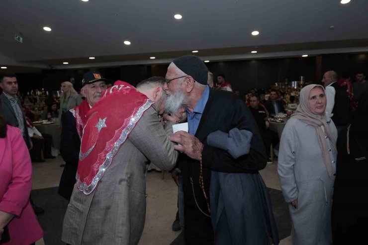 ARNAVUTKÖY’DE ASKERE GİDECEK GENÇLERE KINALI UĞURLAMA