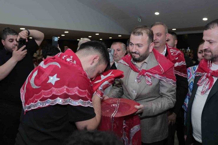 ARNAVUTKÖY’DE ASKERE GİDECEK GENÇLERE KINALI UĞURLAMA