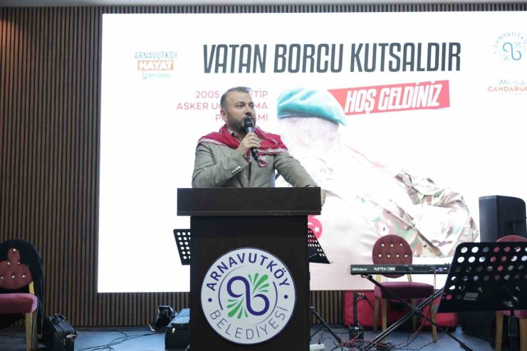 ARNAVUTKÖY’DE ASKERE GİDECEK GENÇLERE KINALI UĞURLAMA