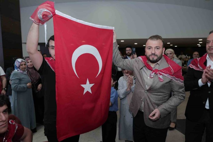 ARNAVUTKÖY’DE ASKERE GİDECEK GENÇLERE KINALI UĞURLAMA