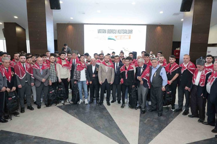 ARNAVUTKÖY’DE ASKERE GİDECEK GENÇLERE KINALI UĞURLAMA