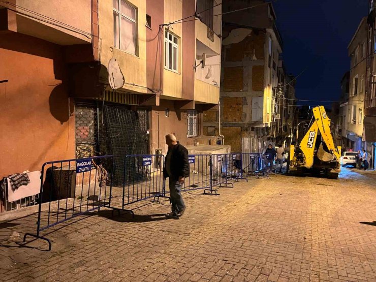 BAĞCILAR’DA İNŞAATIN TEMEL KAZMA İŞLEMİ SIRASINDA HASAR GÖREN 5 KATLI BİNA MÜHÜRLENDİ