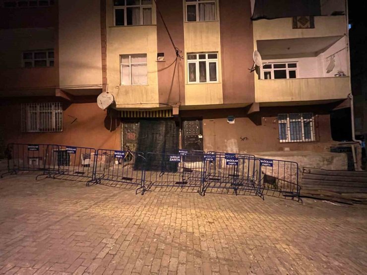 BAĞCILAR’DA İNŞAATIN TEMEL KAZMA İŞLEMİ SIRASINDA HASAR GÖREN 5 KATLI BİNA MÜHÜRLENDİ