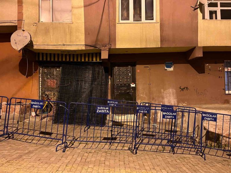 BAĞCILAR’DA İNŞAATIN TEMEL KAZMA İŞLEMİ SIRASINDA HASAR GÖREN 5 KATLI BİNA MÜHÜRLENDİ