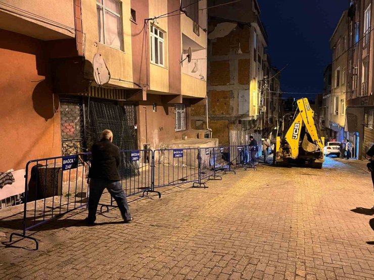 BAĞCILAR’DA İNŞAATIN TEMEL KAZMA İŞLEMİ SIRASINDA HASAR GÖREN 5 KATLI BİNA MÜHÜRLENDİ
