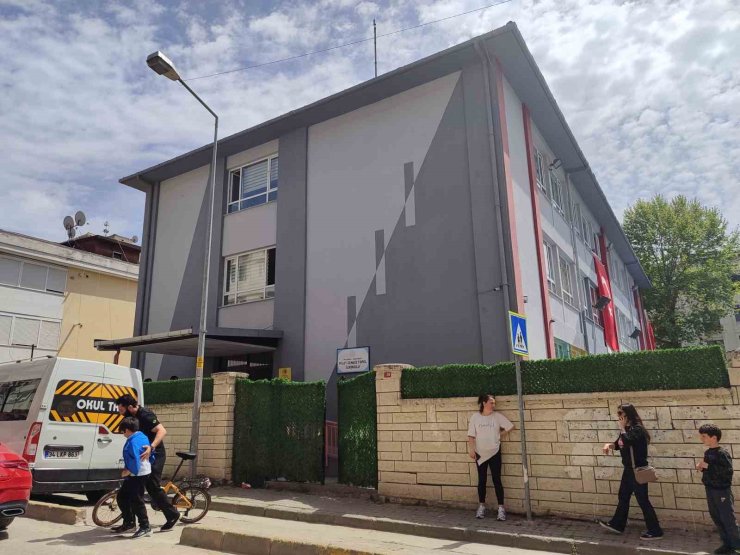 BAKIRKÖY’DE OKUL TUVALETİNDE ÇIKAN YANGIN PANİĞE NEDEN OLDU