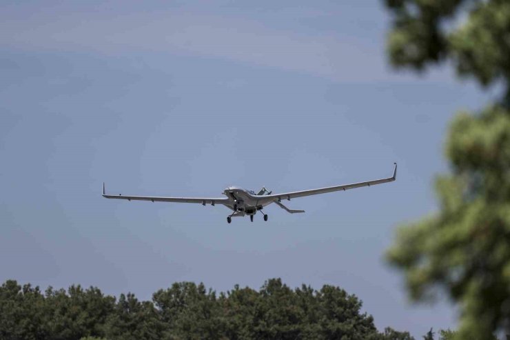 BAYRAKTAR TB2T-AI SİHA, KENDİ İRTİFA REKORUNU KIRARAK GÖKYÜZÜNE DAMGA VURDU