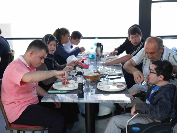 ENGELLİLER HAFTASI’NDA ANLAMLI BULUŞMA: İKİ YENİ MERKEZİN MÜJDESİNİ VERDİ