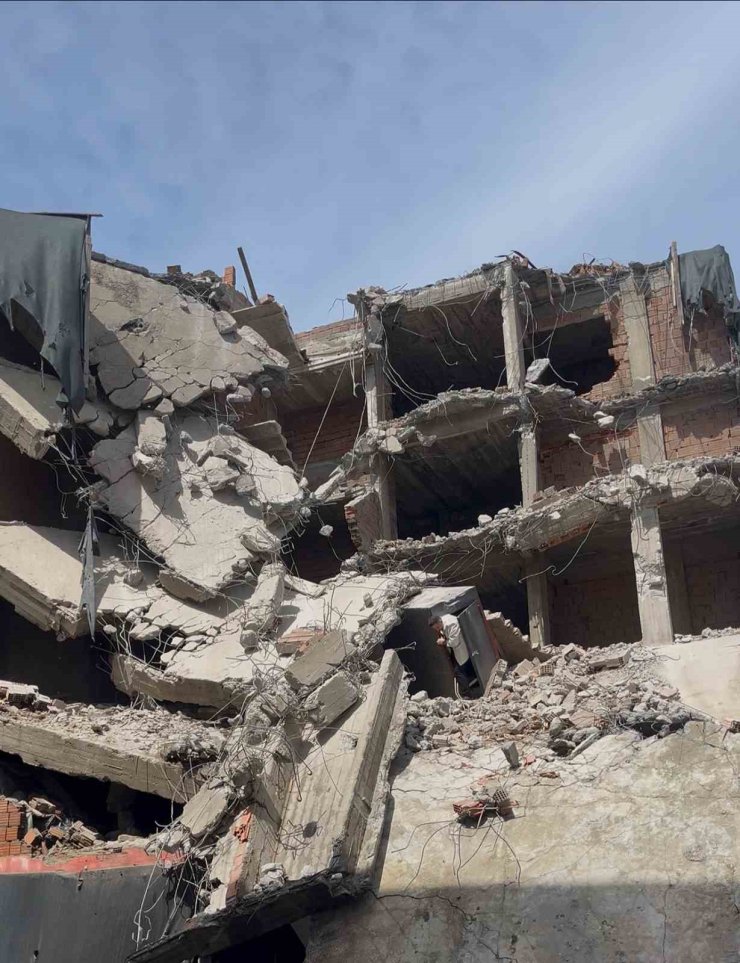 ESENYURT’TA DEPREM KABİNİ TESTİ YÜREKLERİ AĞZA GETİRDİ