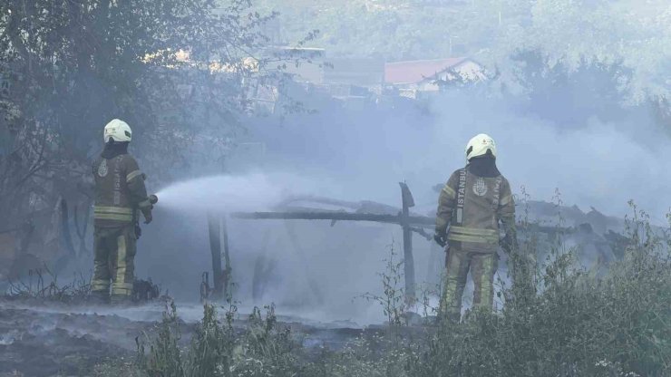 ARNAVUTKÖY’DE FABRİKA BAHÇESİNDE KORKUTAN YANGIN