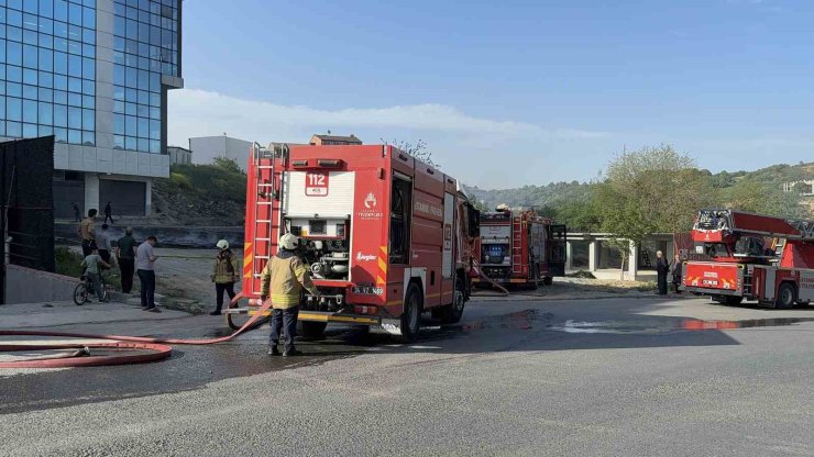 ARNAVUTKÖY’DE FABRİKA BAHÇESİNDE KORKUTAN YANGIN
