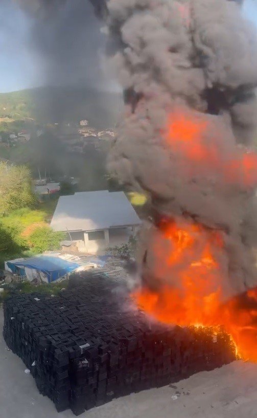 ARNAVUTKÖY’DE FABRİKA BAHÇESİNDE KORKUTAN YANGIN