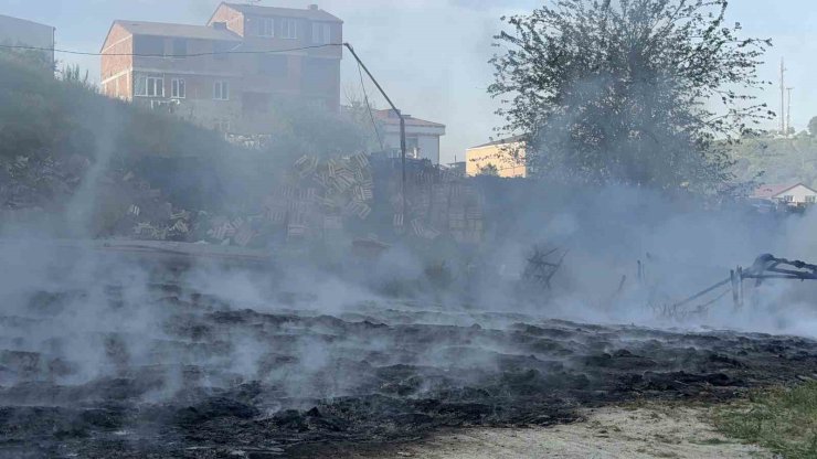 ARNAVUTKÖY’DE FABRİKA BAHÇESİNDE KORKUTAN YANGIN