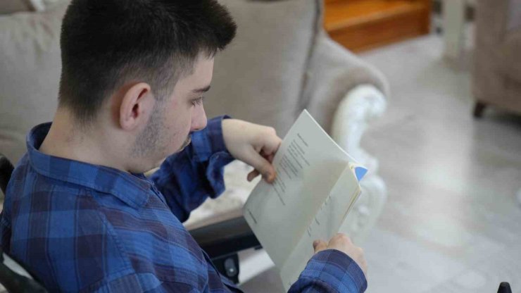 19 YAŞINDAKİ ENGELLİ BİREY MERT ESAT HOBİLERİYLE HAYATA TUTUNUYOR