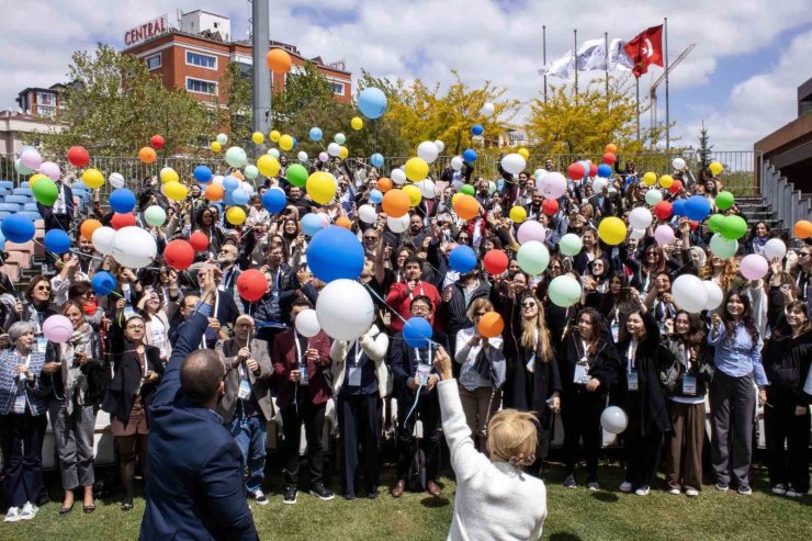 KANSERLE SAVAŞTA YENİ DÖNEM: YAŞAYAN İLAÇLAR VE KİŞİYE ÖZEL AŞILAR MIMIC 2025’TE TANITILDI