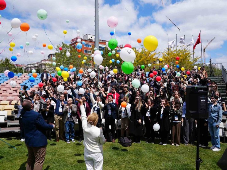KANSERLE SAVAŞTA YENİ DÖNEM: YAŞAYAN İLAÇLAR VE KİŞİYE ÖZEL AŞILAR MIMIC 2025’TE TANITILDI