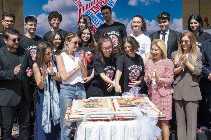 BAHÇEŞEHİR KOLEJİNİN 296 ÖĞRENCİSİ, YURT DIŞINDAN BİN 136 KABUL ALDI