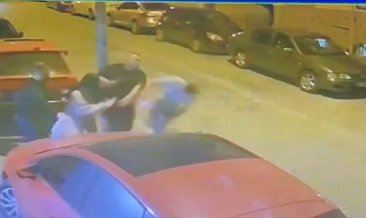 TAŞKINLIK YAPAN ALKOLLÜ KOMŞUSUNU TEK YUMRUKLA YERE SERDİ