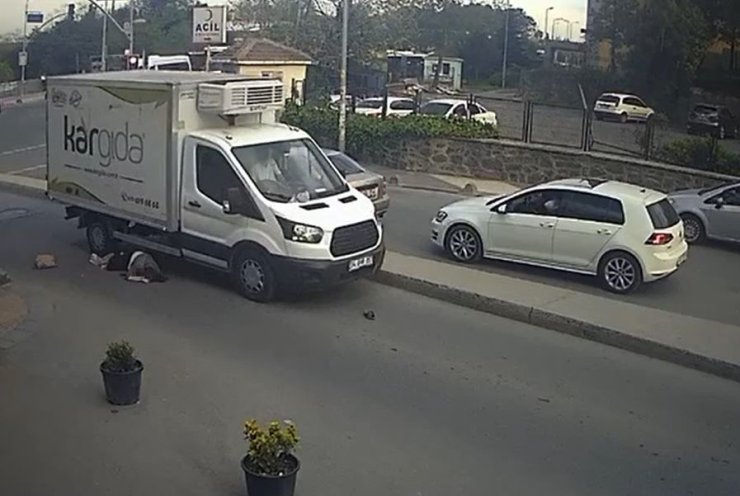 YOLUN KARŞISINA GEÇMEYE ÇALIŞAN KADININ ÜZERİNDEN KAMYONET GEÇTİ