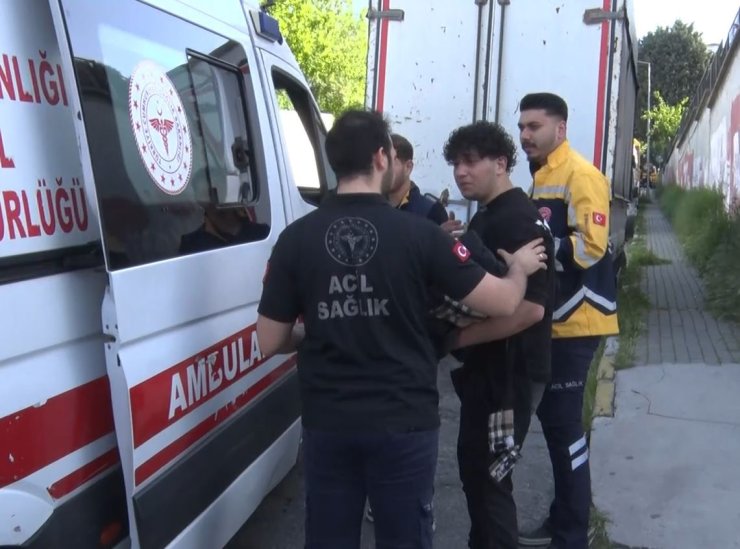 AVCILAR’DA ALKOLLÜ GENÇ TRAFİĞİ BİRBİRİNE KATTI