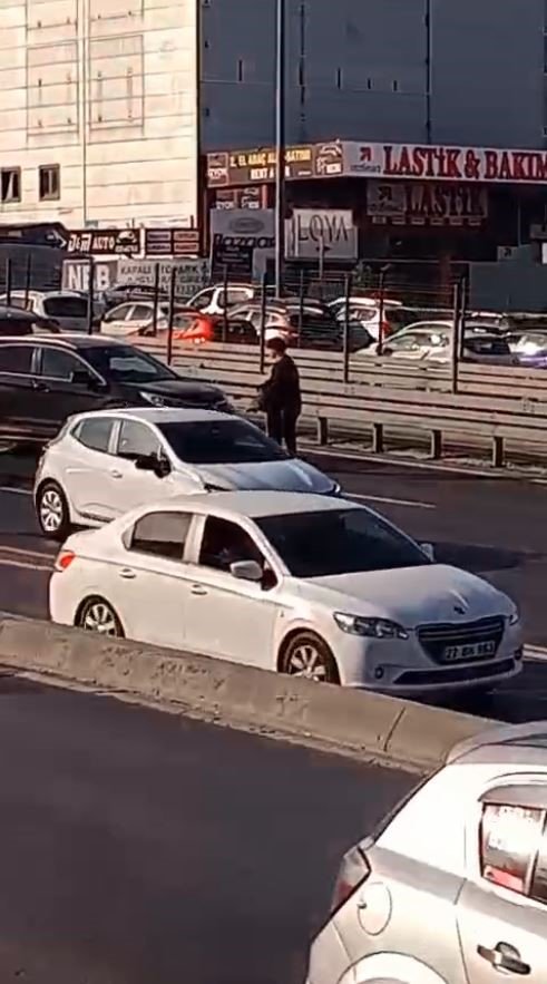 AVCILAR’DA ALKOLLÜ GENÇ TRAFİĞİ BİRBİRİNE KATTI