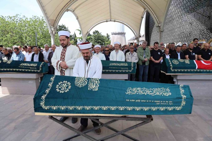 YANGINDA HAYATINI KAYBEDEN YAZAR SÜHA OĞUZERTEM SON YOLCULUĞUNA UĞURLANDI