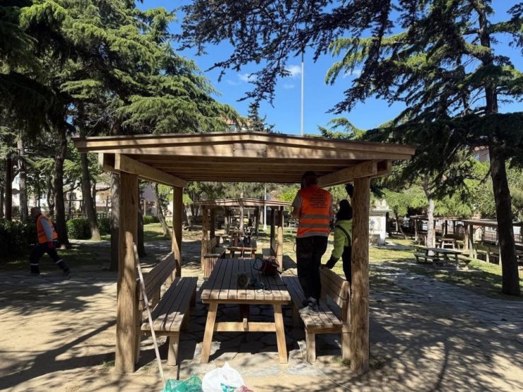 KALEPARK SOSYAL TESİSLERİ’NDE KENT MOBİLYALARINA BAKIM VE ONARIM GERÇEKLEŞTİRİLDİ