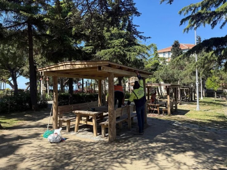 KALEPARK SOSYAL TESİSLERİ’NDE KENT MOBİLYALARINA BAKIM VE ONARIM GERÇEKLEŞTİRİLDİ