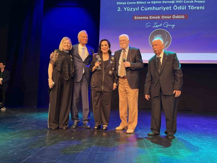 TÜRKAN ŞORAY’IN TABLOSU VE İMZALADIĞI KİTABI EĞİTİME DESTEK İÇİN 1 MİLYONA ALICI BULDU