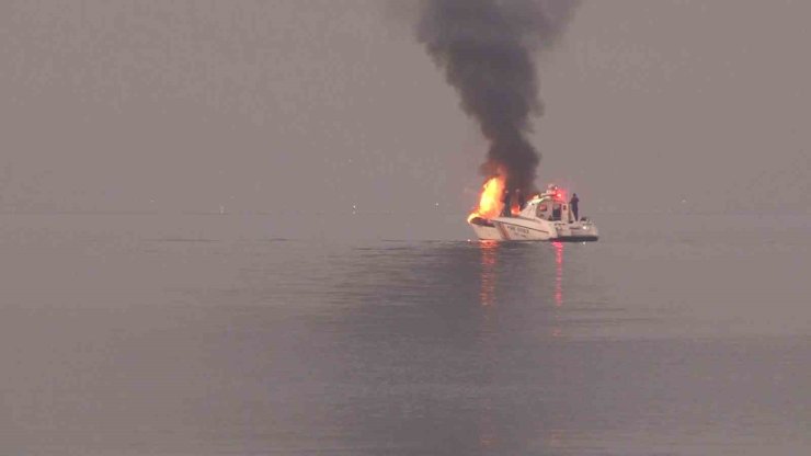TUZLA’DA TEKNELER ALEV ALEV YANDI
