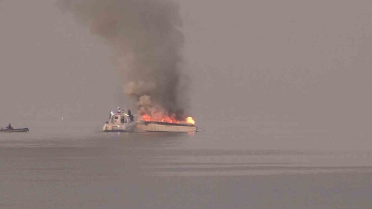 TUZLA’DA TEKNELER ALEV ALEV YANDI