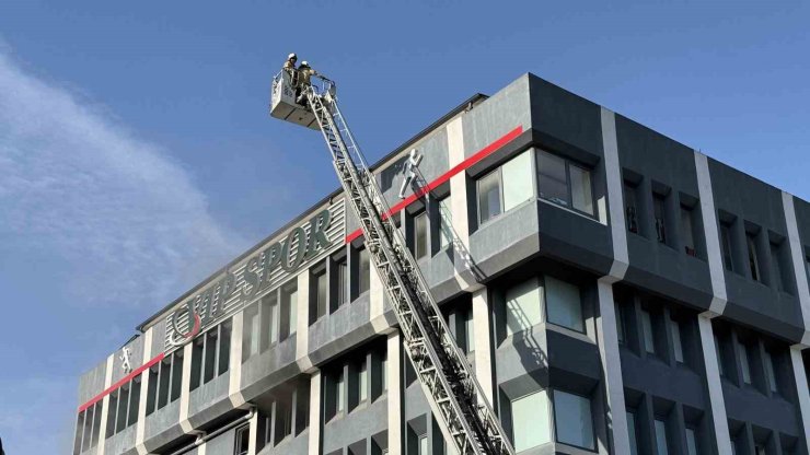 BAĞCILAR’DA TEKSTİL FABRİKASINDA ÇIKAN YANGIN KORKUTTU