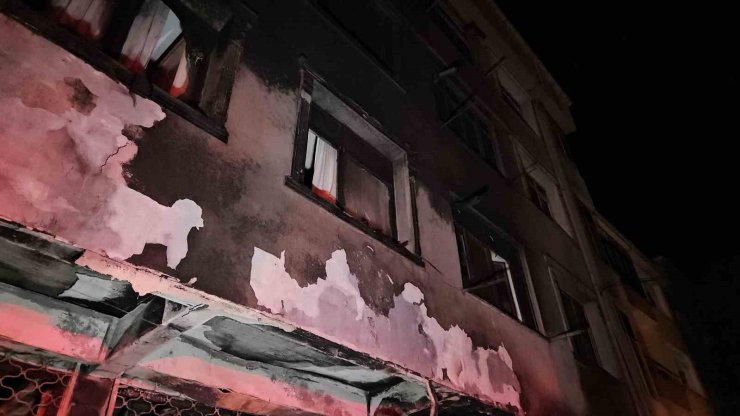 KÜÇÜKÇEKMECE’DE BEYAZ EŞYA DEPOSUNDA ÇIKAN YANGIN 3 KATLI BİNAYI KÜL ETTİ