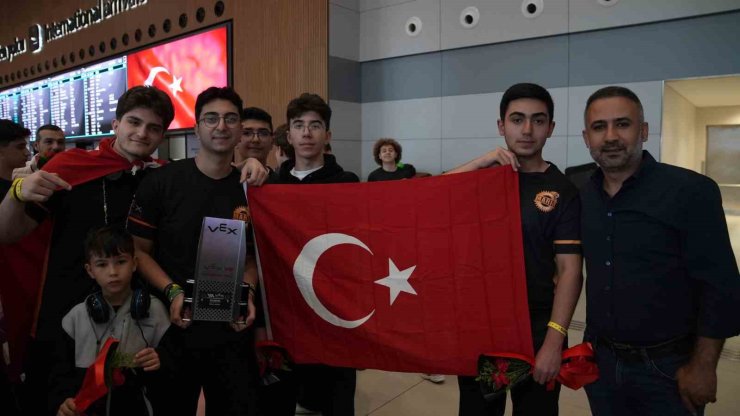 ARNAVUTKÖYLÜ ÖĞRENCİLER ABD’DEN DÜNYA ŞAMPİYONASI ÖDÜLÜYLE DÖNDÜ