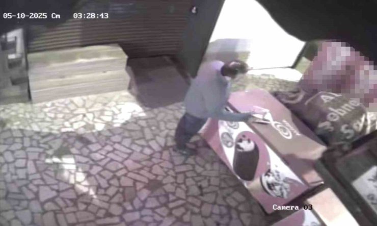 KADIKÖY’DE KURUYEMİŞÇİDEN DONDURMA HIRSIZLIĞI KAMERADA