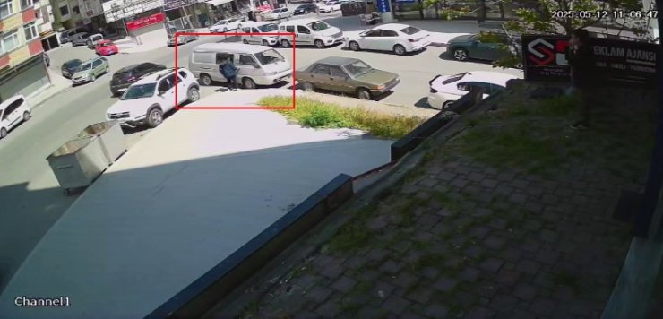 ARACINI ÇALMAYA ÇALIŞAN HIRSIZI SUÇÜSTÜ YAKALADI: O ANLAR KAMERADA