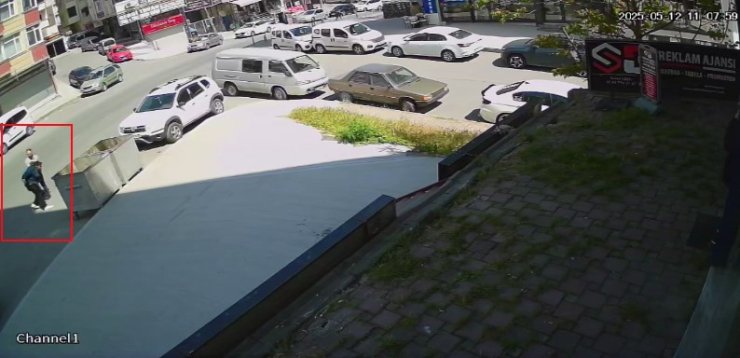 ARACINI ÇALMAYA ÇALIŞAN HIRSIZI SUÇÜSTÜ YAKALADI: O ANLAR KAMERADA