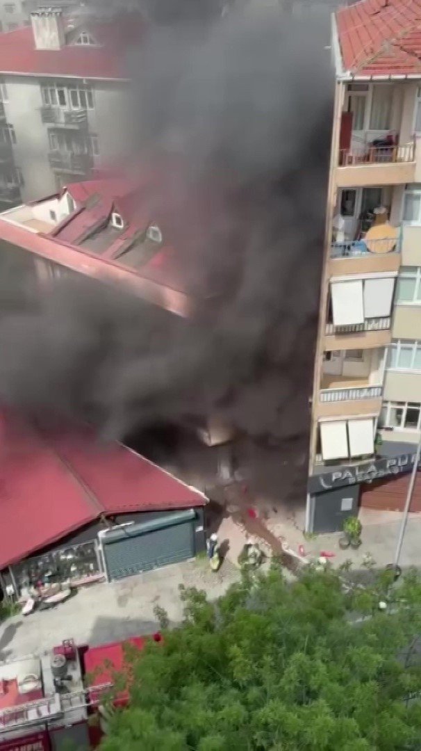 ATAŞEHİR’DE TAMİRHANEDE OTOMOBİL ALEV ALEV YANDI, DÜKKAN SAHİBİ GÖZYAŞLARINA BOĞULDU