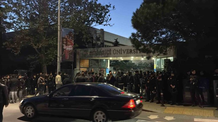 BOĞAZİÇİ ÜNİVERSİTESİ’NDE GÖSTERİCİLER POLİSE SALDIRDI: 13 POLİS YARALANDI, 97 GÖZALTI