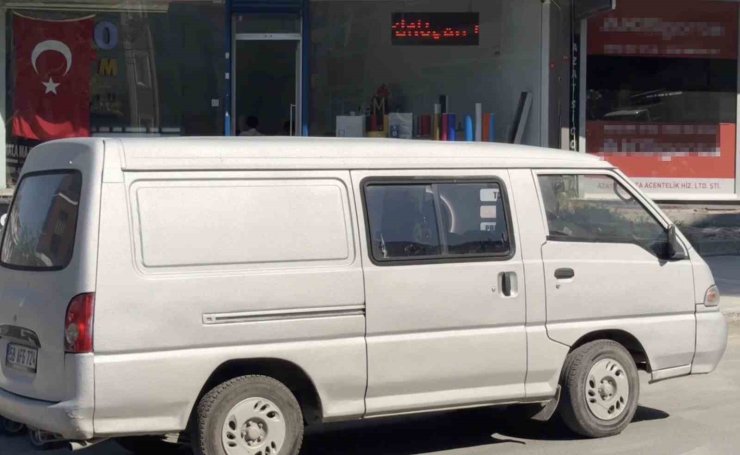 ARACINI ÇALMAYA ÇALIŞAN HIRSIZI SUÇÜSTÜ YAKALADI: O ANLAR KAMERADA